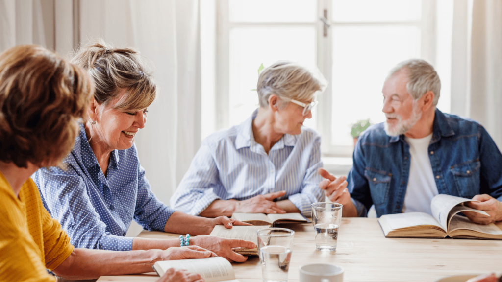 Ihmisiä pöydän ääressä